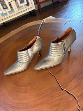 Donald J. Pliner Monica Womens Taupe Pewter Metallic High Heel Booties Sz 8.5